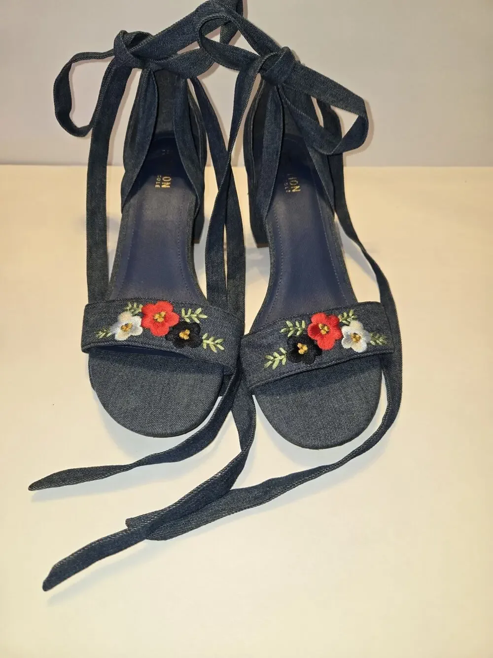 Kenneth Cole Reaction Womens Size 11 Embroidered Denim Heels w Tie Around Ankle